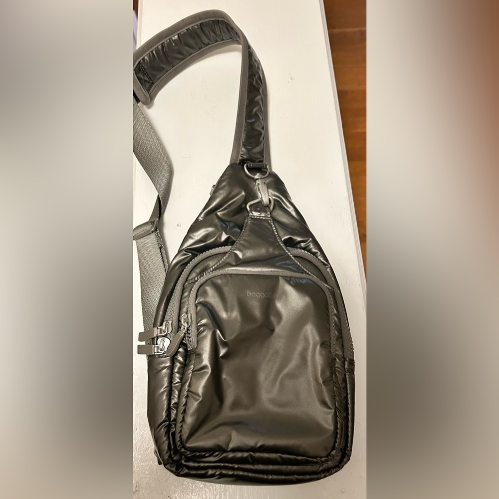 🎇Baggallini Metallic Sling Purse - Picture 5 of 5